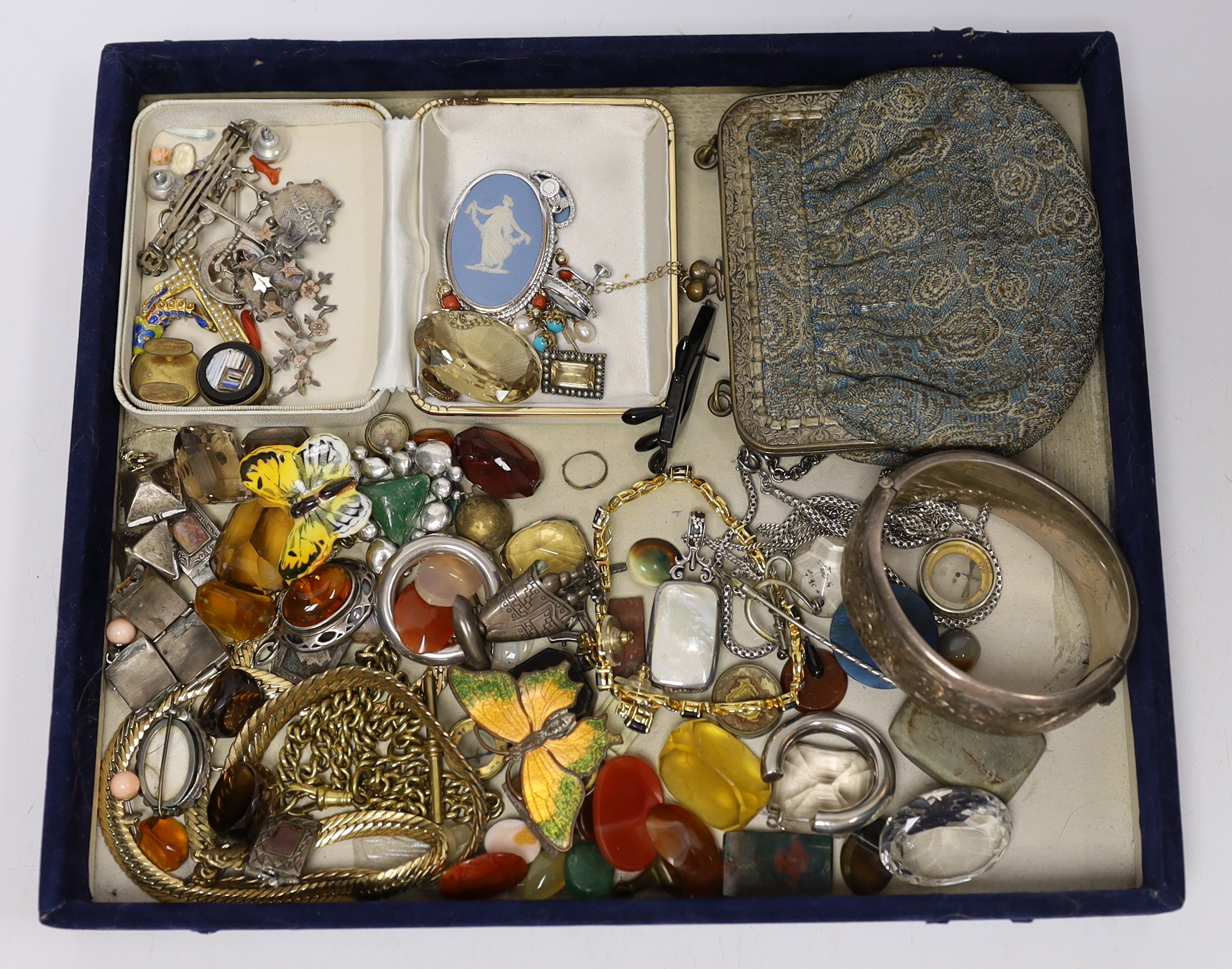 A group of assorted Victorian and late jewellery, including seed pearl and gem set small brooch, a Mizpah brooch, 1930's silver bangle, unmounted cut gemstones, coral bead and yellow metal necklace, etc.